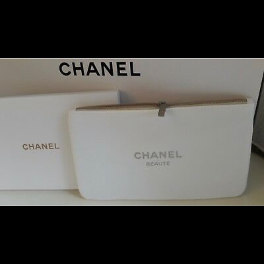 Chanel cosmetic bag... Make me a offer!! ✌️❤️